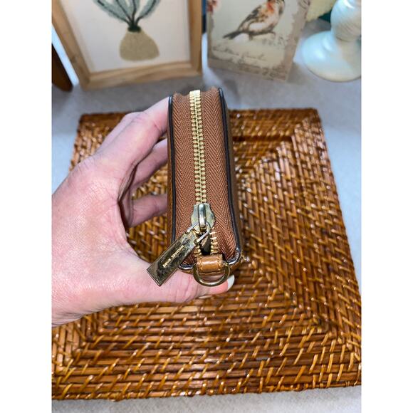 Michael Kors GUC Larhe Brown Wallet Gold Hardware Zip Closure - Picture 4 of 6